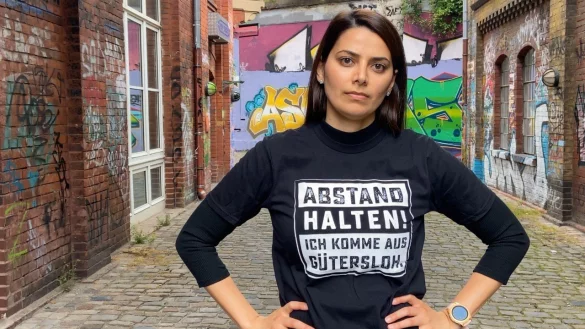 Die G&uuml;tersloherin Sarah &Ouml;zdemir pr&auml;sentiert das T-Shirt an der Weberei. - &copy; informa music & media GmbH