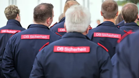 Mitarbeiter der DB Sicherheit. - &copy; Foto: Jan Woitas/Archiv