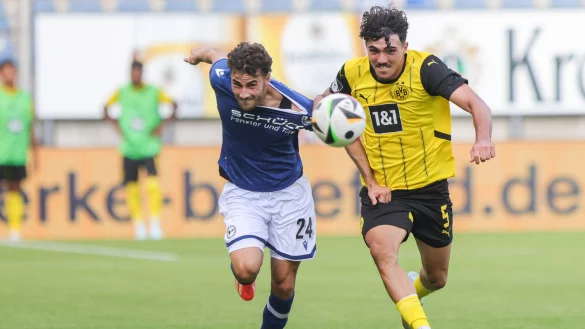 Christopher Lannert (l.), der gegen Cottbus keinen guten Tag hatte, ist f&uuml;r Trainer Mitch Kniat ein absoluter Stammspieler. Hier k&auml;mpft er im Hinspiel gegen Dortmunds Antonio Foti. - &copy; Oliver Krato