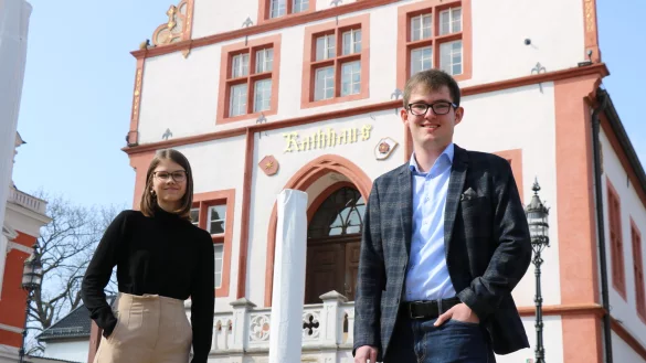 Nele Reschinsky und Tim Alexander, der Vorsitzende der Jungen Union und seine Stellvertreterin, stehen vor dem Historischen Rathaus. - &copy; Alexandra Schaller