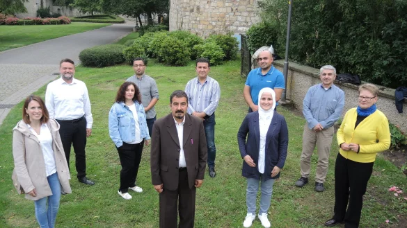 Pinar Izgi (von links), Peter D&uuml;ck, Aida Amiryan-Stein, Ahmed Alkhlef, Dor Mohammad Mobram, Adem Dere, Dr. Hanan Faour, Z&uuml;lf&uuml; &Ouml;rdek, Nihat K&ouml;se und Bettina Rinke.