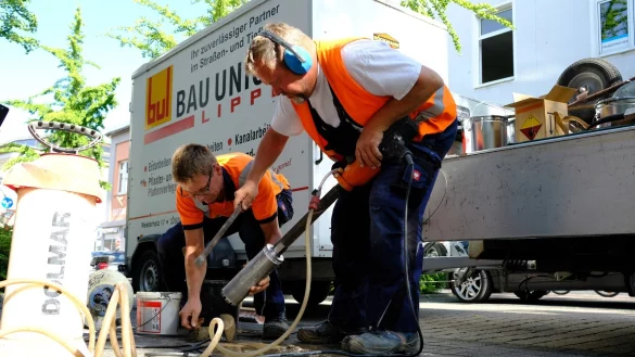 Wolfgang Schl&uuml;ter (rechts) und Michael Sepke (links) bringen in der Bruchstra&szlig;e einen von 85 Parksensoren ein. - &copy; Sven Koch