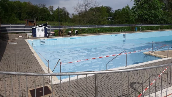 Bei zwei Gr&uuml;neins&auml;tzen brachten Helfer die Batze auf Vordermann. - &copy; Freibadverein H&ouml;rste