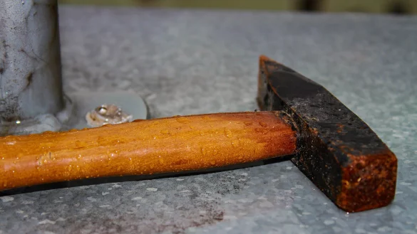 Mit einem Hammer hat der Mann seine Frau gegen den Kopf geschlagen - weil sie ihm keinen Kuss geben wollte. - © Pixabay