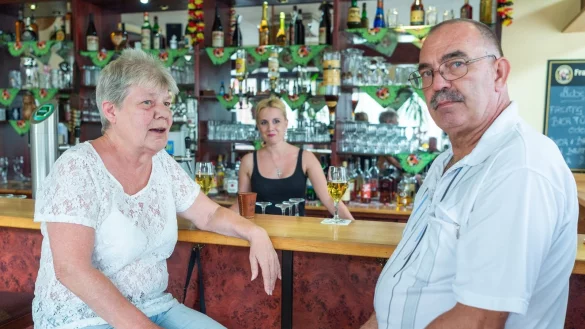 Alles Duisburger: Waltraud (61) und Uwe (62) Krauleidies schimpfen, f&uuml;r Ausl&auml;nder werde zu viel getan. - &copy; dpa