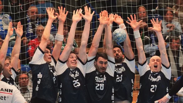 Gemeinsame Arbeit gegen den Ball, praktiziert von Bobby Schagen, Frederik Simak, Niels Versteijnen, Hendrik Wagner, Tim Suton und Leve Carstensen. - © Jörg Hagemann