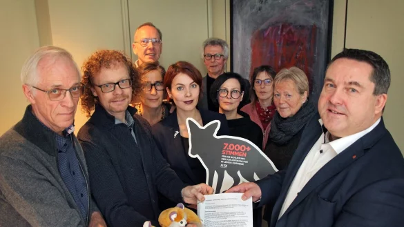 Landrat Dr. Axel Lehmann (rechts) nimmt die Unterschriften gegen die Schliefenanlage von (von links) Harald Kohls (BUND Lippe), Ralf Kersting (Initiator der Online-Petition), Michaela Latzel (Verein &bdquo;Unsere H&auml;nde f&uuml;r viele Pfoten"), Horst Garthof (... Pfoten), Nadja Michler (PETA), Michael Kempkes (BUND Lage), Dr. Jutta Mitsch sowie Anette Plass-Kalescinski und Marianne Rautenberg (... Pfoten) entgegen. - &copy; Bernhard Preu&szlig;