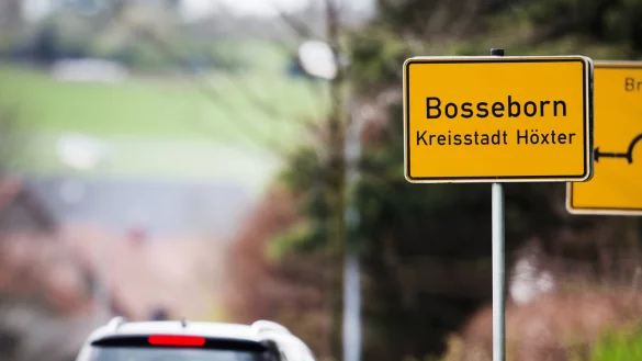 Das Ortseingangsschild des Stadtteils Bosseborn. Eine Frau ist nach Angaben der Staatsanwaltschaft wochenlang in einem abgelegenen Haus im ostwestf&auml;lischen H&ouml;xter gefangen gehalten worden und schlie&szlig;lich an schweren Misshandlungen gestorben. - &copy; dpa