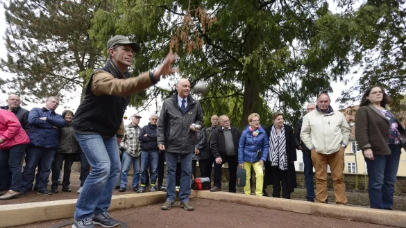 Hilfe aus Schieder: Ulrik Harling zeigt Klaus Geise wie's geht. - © Karl-Heinz Krull