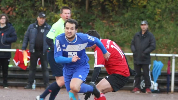 Antreiber beim TuS Brake: Necati Kezer zieht an Andre Hammerschmidt vorbei. Schiedsrichter Thorsten P&ouml;lert und TuS-Trainer Carsten Schulze (hinten rechts) beobachten die Szene. - &copy; Sebastian Lucas