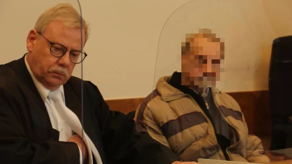 Verteidiger Andreas Scharmer aus Detmold mit seinem 76-j&auml;hrigen Mandanten. - &copy; Janet K&ouml;nig