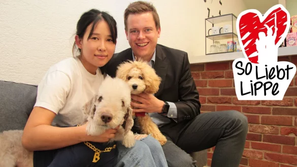 Yoonje und J&ouml;rn Brakhage mit Bedlington-Terrier Ondal und Toy-Pudel Mocci. Hunde spielen im Leben des Paares eine ganz besondere Rolle. - &copy; Carolin Brokmann-F&ouml;rster