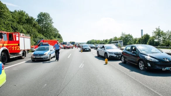 Nach dem Unfall: Auf der A 2 hatte sich ein Stau gebildet. Einem Fahrer 
wurde dieser wohl zu lang - und er beging eine Straftat, indem er 
einfach wendete. - &copy; Christian Mathiesen