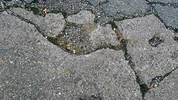 Durch den kurzen, aber heftigen Wintereinbruch sind in Extertal vielerorts Sch&auml;den in den Stra&szlig;en entstanden. - &copy; Pixabay