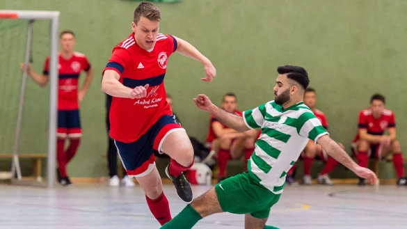 Pure Power: Jan Jacobi von der SG H&ouml;rstmar/Lieme (links) setzt sich in dieser Szene kraftvoll gegen Cengizku Erdem von Yunus Lemgo durch. - &copy; Egon Penner