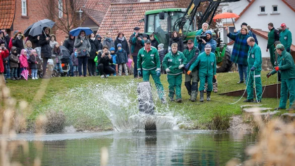 In schneller Folge bringen die Dechen ihre sechs Osterr&auml;der ins kalte Nass der Emmer, um sie auf Ostersonntag vor zu bereiten. - &copy; Torben Gocke