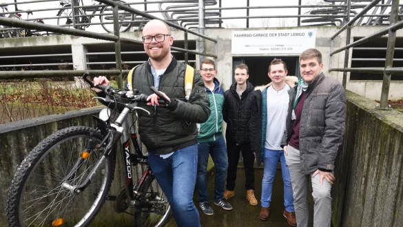 Anstrengend: Die Jusos (von links) Felix Rullmann, Torsten Rauch, Nordine Hupfer, Julien Thiede und Marius Kremming zeigen, wie schwierig es derzeit ist, ein Rad aus der Tiefgarage am Bahnhof zu rollen. Sie wollen den Zweirad-Keller deutlich aufwerten.&nbsp; - &copy; Nicole Ellerbrake