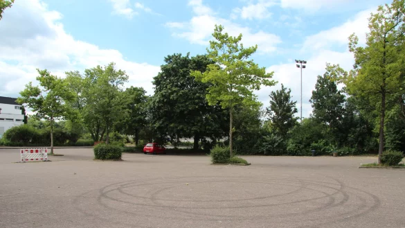Die Spuren auf dem Parkplatz am Schulzentrum Werreanger k&ouml;nnten von driftenden Autofahrern stammen. Abends treffen sich gerne junge Menschen auf dem Gel&auml;nde, nutzen aber nicht die Beh&auml;lter im Hintergrund, um ihren M&uuml;ll zu entsorgen. - &copy; Nadine Uphoff