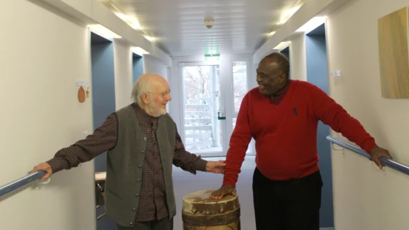 Der ehemalige Berufsschullehrer Friedrich Blanke hat Besuch von seinem ehemaligen Sch&uuml;ler und Freund Joel Gebhardt. Zusammen schwelgen sie in Erinnerungen. - &copy; Philipp Kersten