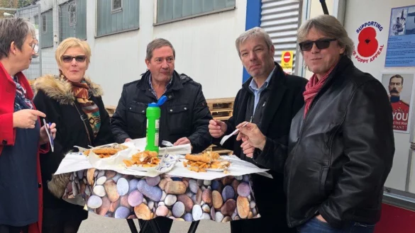 Volker Sim (von rechts), Kevin Randles sowie Stephen und  Cornelia Graham reden mit LZ-Redakteurin Marianne Schwarzer &uuml;ber den Brexit. - &copy; Dirk Baldus