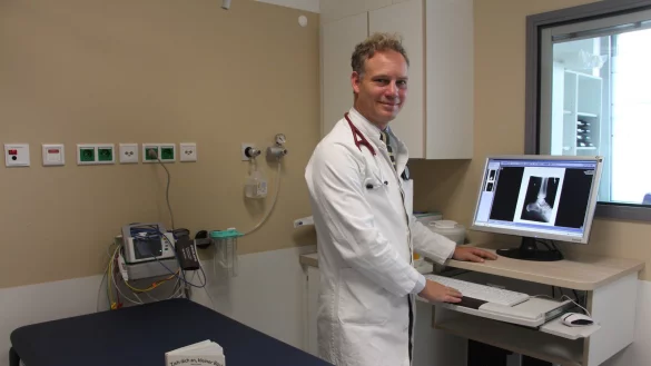 Moderne Technik und ein Kinderbuch: Dr. Patrick Di&szlig;mann in einem der drei neuen Behandlungsr&auml;ume, in denen s&auml;mtliche Ausstattung ausschlie&szlig;lich auf die Arbeit mit jungen Patienten ausgelegt ist. - &copy; Benjamin Marquardt