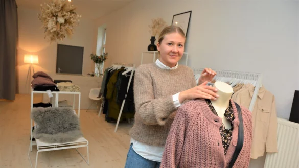 Vivian Beiner betreibt bereits die Blumenmanufaktur und hat jetzt nebenan noch das Bekleidungsgesch&auml;ft &bdquo;AVA Concept-Store" er&ouml;ffnet. - &copy; Karin Prignitz