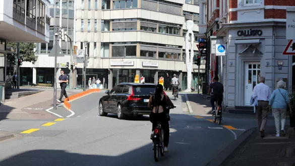 Gleich mehrere Verst&ouml;&szlig;e: Der schwarze Pkw f&auml;hrt durch die Fahrradstra&szlig;e und wechselt dann auf die Gegenfahrbahn. An der Kreuzung erwartet ihn eine rote Fahrradampel. - &copy; Wolfgang Rudolf
