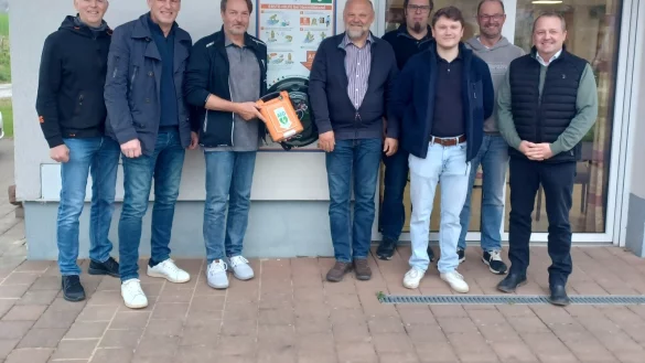 Freude bei der Übergabe des Defibrillators: Detlev Limpke, Jens Klusmeier, Christian Keller, Jürgen Schön, Felix Hagemeier, Marc Huxoll, Thomas Runksmeier und Bürgermeister Mario Hecker (von links). - © Zieglerverein Brosen