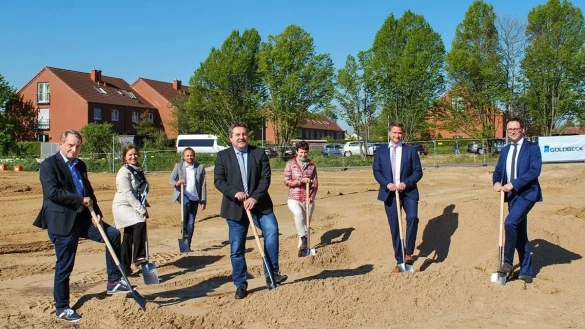 Mit dem symbolischen Spatenstich beginnt die n&auml;chste Bauphase. Mit dabei sind (von links) Dr. Peter Pahmeyer (Vorsitzender des Bildungsausschusses), Manuela Kupsch (Leiterin des Eigenbetriebs Schulen), Bernd Hendig (Schulleiter Karla-Raveh-Gesamtschule), Landrat Dr. Axel Lehmann, Gudrun Laag (Schulleiterin der Astrid-Lindgren-Schule), Kai Becker (Niederlassungsleiter Goldbeck Nord) und Carsten Hense (Gesch&auml;ftsbereichsleiter Goldbeck Public Partner). - &copy; Kreis Lippe
