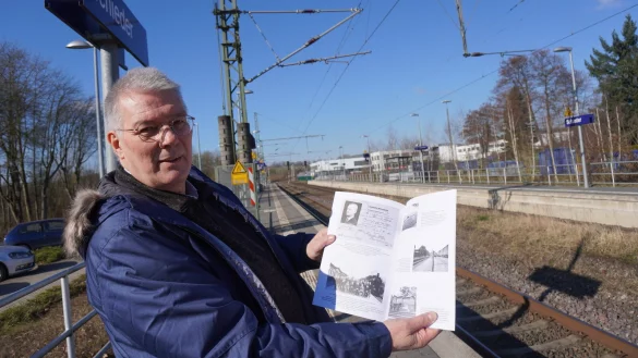 Eisenbahnfreund Konrad Soppa hat sich bereits vor 15 Jahren intensiv mit der Geschichte des Schiederaner Bahnhofes befasst und eine Chronik verfasst.&nbsp; - &copy; Michaela Wei&szlig;e