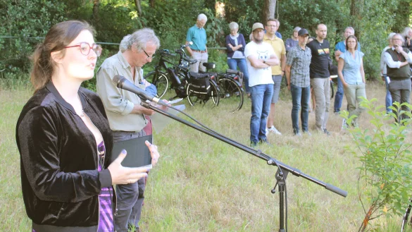 Gr&uuml;nen-Landtagsabgeordnete Julia Eisentraut (vorne) sprach am Dienstagabend auf der Demonstration gegen den Zaunbau am "Stapel". - &copy; Sandra Castrup