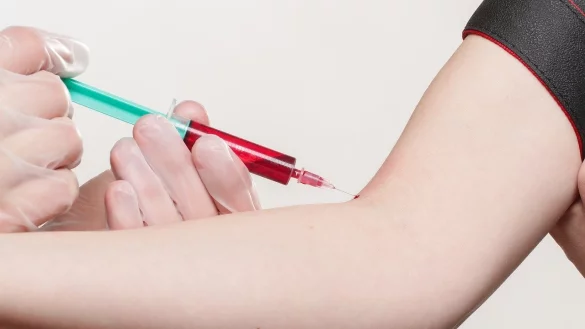 F&uuml;r den Antik&ouml;rpertest wird Blut abgenommen. - &copy; Symbolbild Pixabay