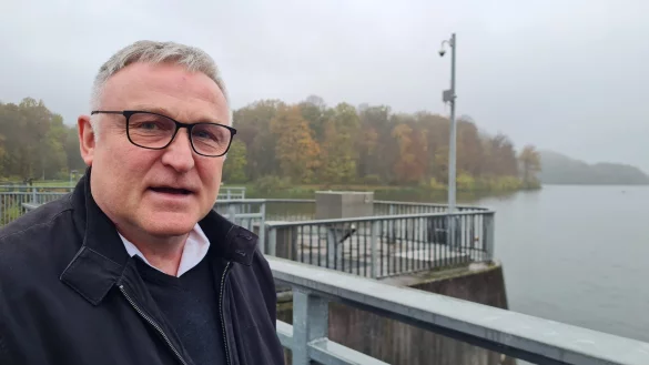 Nicht unbedingt sein Stammgebiet, aber auch in das Thema Schiedersee hat sich Rainer Huneke als Chef des Eigenbetriebs Stra&szlig;en beim Kreis Lippe eingearbeitet. - &copy; Marianne Schwarzer