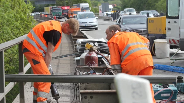 Arbeit an der Dehnungsfugei: Thorsten Brall, Dominik Waltenberg und Martin Finke von der Firma Maurer auf der Weserflutbr&uuml;cke der A2 in Richtung Dortmund vor dem Autobahnkreuz Bad Oeynhausen zur A30. - &copy; Ulf Hanke