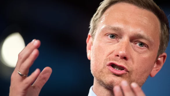 Politisch und im Ehrenamt engagiert: Christian Lindner, der Bundesvorsitzende der FDP, ist eher durch Zufall mit dem Kinderhospiz Regenbogenland in Berührung gekommen. Mittlerweile unterstützt er die Einrichtung seit acht Jahren. - © DPA