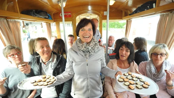 Stärkung vor Ort: Auf dem Hof Hanken haben Meike und Jens Hanken für die Fahrgäste eine Stärkung parat. Dazu gibt es noch interessante Informationen über den größten bewirtschafteten Hof auf Entruper Gebiet. - © Nicole Ellerbrake