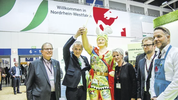 Hilfe f&uuml;r Hermann: NRW-Umweltminister Johannes Remmel ist zur Stelle. - &copy; Stefanie Tersch&uuml;ren