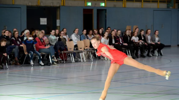 Bundesweit vorn: Rollkunstl&auml;uferin Cora B&ouml;geholz vom TBV Jahn Alverdissen gibt bei der Sportlerehrung in der Holstenkamphalle eine Kostprobe ihres K&ouml;nnens. - &copy; Karl-Heinz Krull