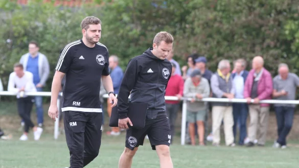 Der Abgang steht bevor: Matthias W&ouml;lk (rechts) zieht es im Sommer zum TBV Lemgo. SG-Torwarttrainer Robert Maros (links) ging zu Saisonbeginn vom TBV nach H&ouml;rstmar. - &copy; Archiv: Sebastian Lucas