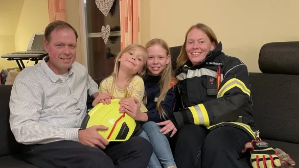 Bei ihnen hat die Feuerwehr einen großen Stellenwert: Stefan Kröger (v. l.), Amelie, Sophie und Stefanie Telthörster-Kröger sind eine Feuerwehrfamilie in dritter Generation. - © Shannon-Lee Bendig