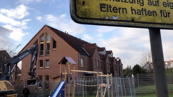 Der Spielplatz der ehemaligen Britensiedlung wird wie andere gemeinschaftlich genutzte Fl&auml;chen in den Besitz der Stadt &uuml;bergehen. Der Rat hat den Weg f&uuml;r den Ankauf frei gemacht. Aktuell errichtet die Stadt auf dem Areal ein neues Spielger&uuml;st.&nbsp; - &copy; Thomas Reineke