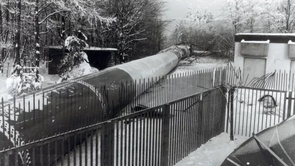 Da liegt er: Dieses Bild des zusammengebrochenen Sendemastes entstand am 15. Januar 1985. - © Archivfoto LZ