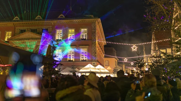 Dieses Bild von der Lasershow auf dem Detmolder Advent hat es zuletzt 2019 gegeben. Im vergangenen Jahr fiel der Weihnachtsmarkt wegen Corona aus.&nbsp; - &copy; Archivfoto: Torben Gocke