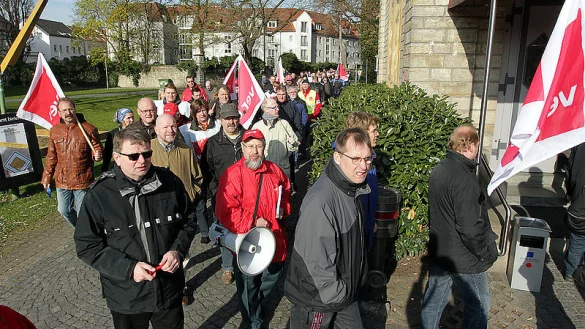 Mitarbeiter der Telekom demonstrieren an der Hechelei. - &copy; FOTO: WOLFGANG RUDOLF