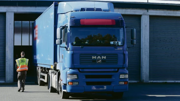 Zollfahnder haben mehrere Paletten unversteuerter Zigaretten sichergestellt. Ein lippisches Speditionsunternehmen holt die Schmugglerware im Auftrag des Zolls ab. - © FOTO: WOLFGANG RUDOLF