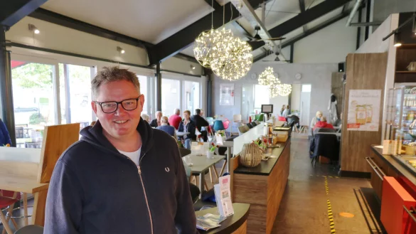 Thorsten Wiebusch steht in seiner B&auml;ckerei-Filiale in Knetterheide. - &copy; Alexandra Schaller