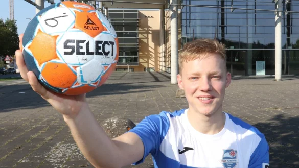 H&auml;lt den Ball vor der Phoenix-Contact-Arena schon mal fest in den H&auml;nden: Niko Blaauw, Neuzugang des Drittligisten Team HandbALL. - &copy; Oliver K&ouml;nig
