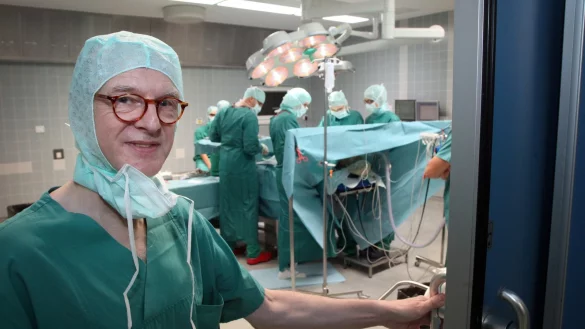 Leitet das frisch zertifizierte Viszeralonkologische Zentrum:
Prof. Dr. Wolfgang Hiller am Eingang zu einem OP, in dem gerade eine Operation beginnt. - &copy; Bernhard Preu&szlig;