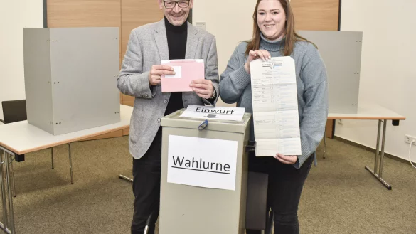 Der Fachgruppenleiter Zentrale Dienste, Detlef Slotta, und Kimberly Howard (Bacheloanw&auml;rterin der Stadt Lage) zeigen die Briefwahlunterlagen der Stadt Lage. - &copy; Stadt Lage