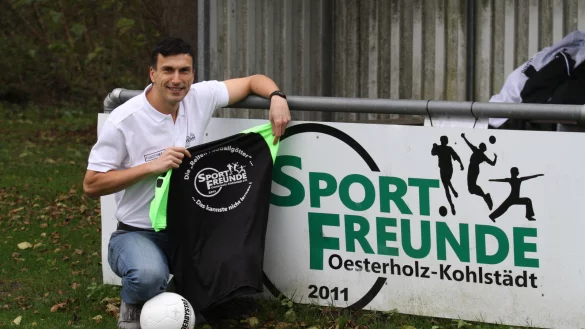 Seine Leidenschaft ist der Fu&szlig;ball. Sebastian Ranft h&auml;lt organisatorisch die F&auml;den zusammen bei den AH-Kickern der Sportfreunde Oesterholz-Kohlst&auml;dt. Bei den Spielen steht er als Innenverteidiger seinen Mann. - &copy; Dietmar Welle
